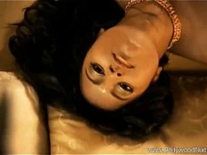 Намитха, известная болливудская актриса, демонстрирует свои чувственные желания в горячем видео. Дразнящая смесь эротики и страсти.
