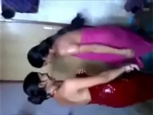인도 남자가 여자 친구에게 속아 강렬한 액션을 즐깁니다.