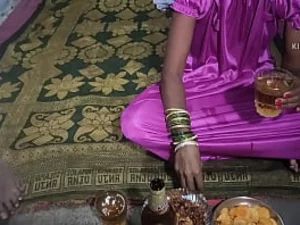 텔루구의 인도 여자들은 야생적인 섹스를 즐기며 정액으로 얼룩진 쾌락의 덩어리를 형성합니다.