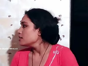 Ароматная южно-индийская тетушка ищет секса любой ценой, с потрясающими большими сиськами и сосками.