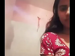 Genç bir Hint güzeli, duygusallığını ve cazibesini ortaya çıkaran sıcak bir self-shot videosunda her şeyi sergiliyor.