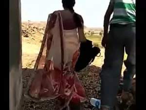 Eine reife indische Dame genießt Outdoor-Sex, einschließlich leidenschaftlicher analer Penetration, mit ihrem jungen Partner in einer heißen Begegnung.