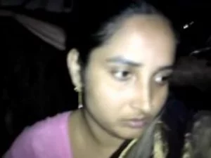 Eine indische Amateurin verwechselt ihre rasierte Muschi mit einer schlampigen Muschi.