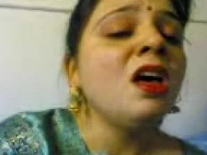 Una mujer pakistaní gordita se complace a sí misma en un video explícito.