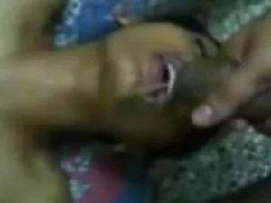 Eine indische Frau mit einem Sicherheitsplan lehnt Gruppen-Analsex im Bett ab.