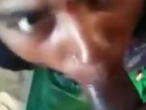 Pria India menggoda dengan seks oral