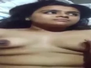 Eine freche tamilische Teenagerin wird spielerisch geärgert, was zu heißem Selbstvergnügen führt.