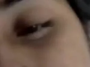 Eine pakistanische Teenagerin mit frischem Gesicht genießt eine leidenschaftliche Webcam-Begegnung.