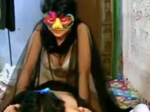 Индийская жена раздевается и занимается непослушными делами в интимном видео, что приводит к страстному сексу.