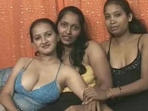 Várias lésbicas indianas quentes se envolvem em jogos esportivos quentes, levando a prazer e satisfação intensos.