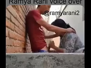Ramya Ranis Deepthroat-Fähigkeiten werden in einem tamilischsprachigen Video mit einer älteren Frau und einem jungen Mann in einer Schulumgebung gezeigt.