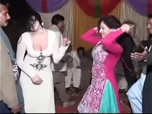 섹시한 파키스탄 아줌마가 신랑과 열정적인 그룹 섹스를 하기 전에 춤을 춥니다.