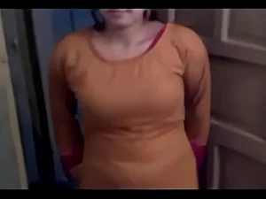 Южноазиатская женщина удовлетворяет своего партнера умелой игрой с грудью в этом откровенном видео.