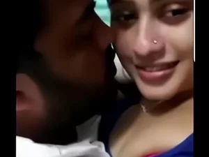 Los pechos aumentados de la esposa Desi hacen que su beso de boda sea falso y travieso.