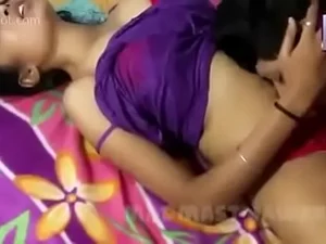 印度女孩在热辣的视频中与她的继兄弟调皮。