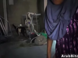 Nefrete Yakın: Arap HD, sıcak bir Müslüman çocuğun otoyol çıkışının yakınında sakso çektiğini gösteriyor