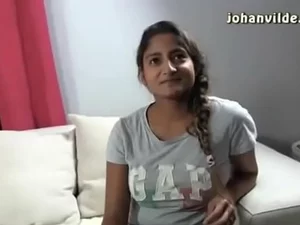 اختبر رحلة مجنونة مع أم هندية مستعدة لاستكشاف رغباتها الأعمق والأغمق في هذا الفيديو عالي الجودة.