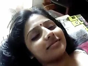 Une femme indienne séduit et domine une star du porno tamil lors d'une rencontre chaude.