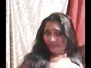 In diesem sengenden Tamil-Video zeigt eine verführerische Tante ihre verführerischen Bewegungen mit einem provokativen Striptease, der die Zuschauer nach mehr verlangen lässt.