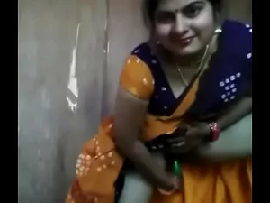 Eine indische reife Frau erlebt eine erotische Begegnung mit oralem Vergnügen und Penetration.