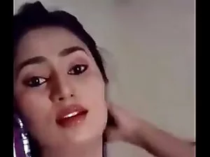 La criada india Swathi Naidu expone su piratería de selfie en un video casero explícito.