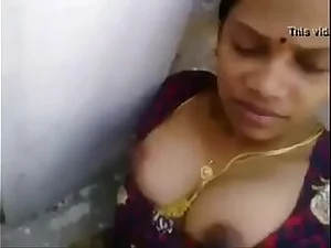 Tamil teyze yeteneklerini sergileyerek ateşli bir seks sahnesinde yaramazlık yapıyor.