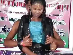 कामुक तमिल बॉम्बशेल कामुक पेट नृत्य करती है।