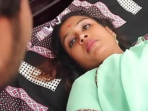 Sindhuja, una sensual ama de casa india, tiene un encuentro clínico con su paciente cachondo.
