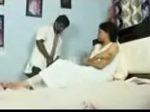 Raasa Leelaの最新ビデオでは、Tamil bhabhiの親密な検査がホットに変わります。