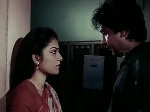 Película tamil de grado B con una escena caliente con una mujer desesperada y un hombre útil.